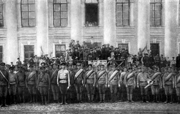 Отряд коммунистов перед отправкой на фронт Тула 1920 г Фото Побоевому - фото 25