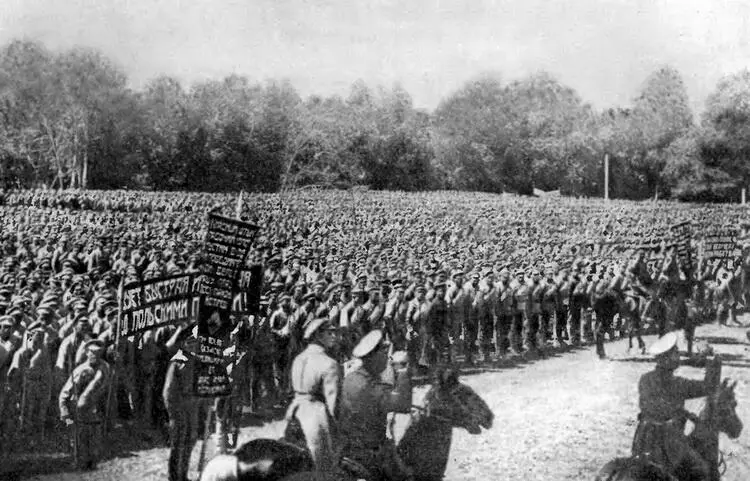 Парад частей Запасной армии перед отправкой па польский фронт Казань 1920 г - фото 30