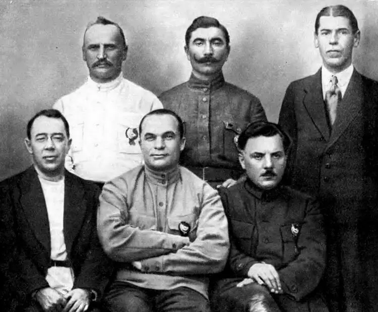 Сидят слева направо член Реввоенсовета Республики С II Гусев командующий - фото 35