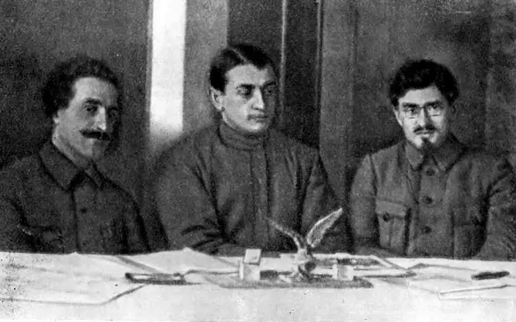 Реввоенсовет Кавказского фронта Слева направо Г К Орджоникидзе М Н - фото 80
