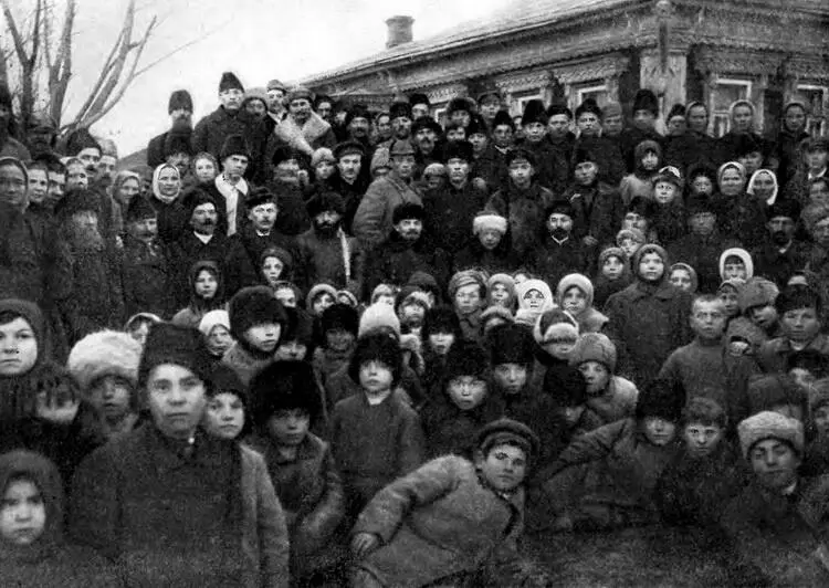 В И Ленин и Н К Крупская среди крестьян деревни Кашино Московской - фото 105