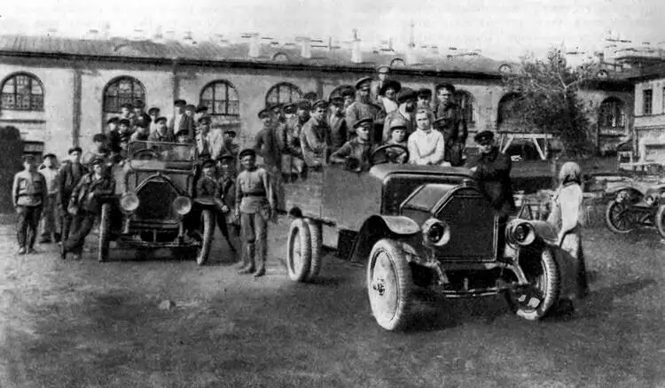 Выезд колонны автомобилей с рабочими на помощь крестьянам 1920 г Фото - фото 107