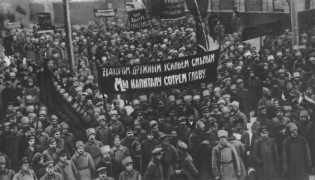 Рабочие и революционные солдаты Пскова приветствуют победу Советской власти - фото 4