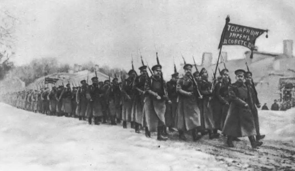 Революционные солдаты выступают на фронт под Нарву Февраль 1918 г Фото - фото 19