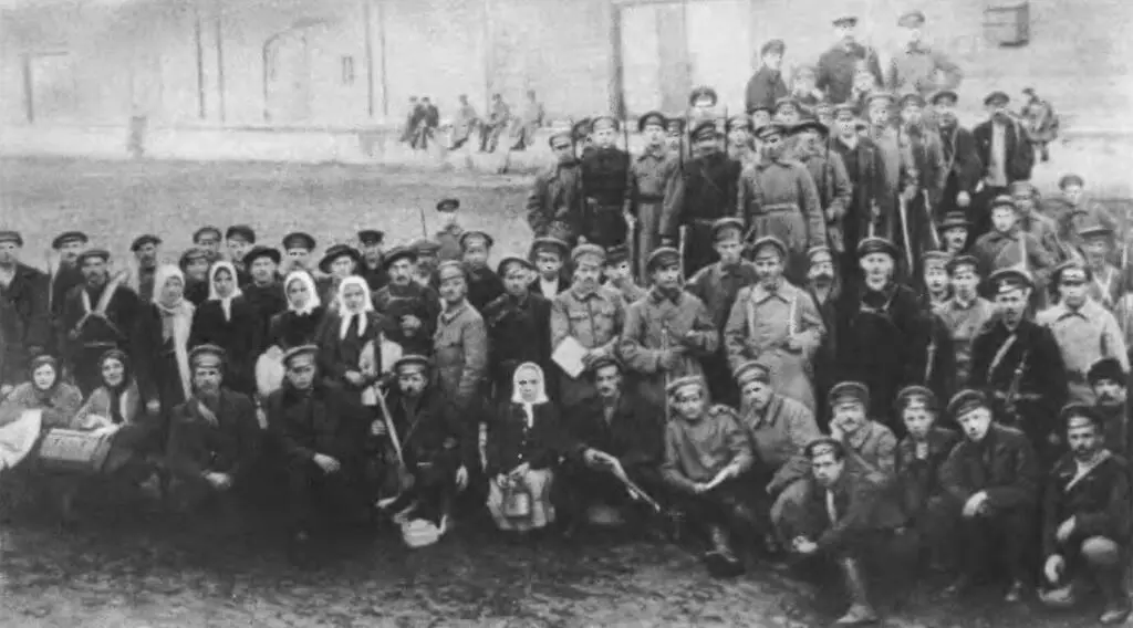 Рабочий продовольственный отряд перед отправкой в деревню 1918 г Фото - фото 23