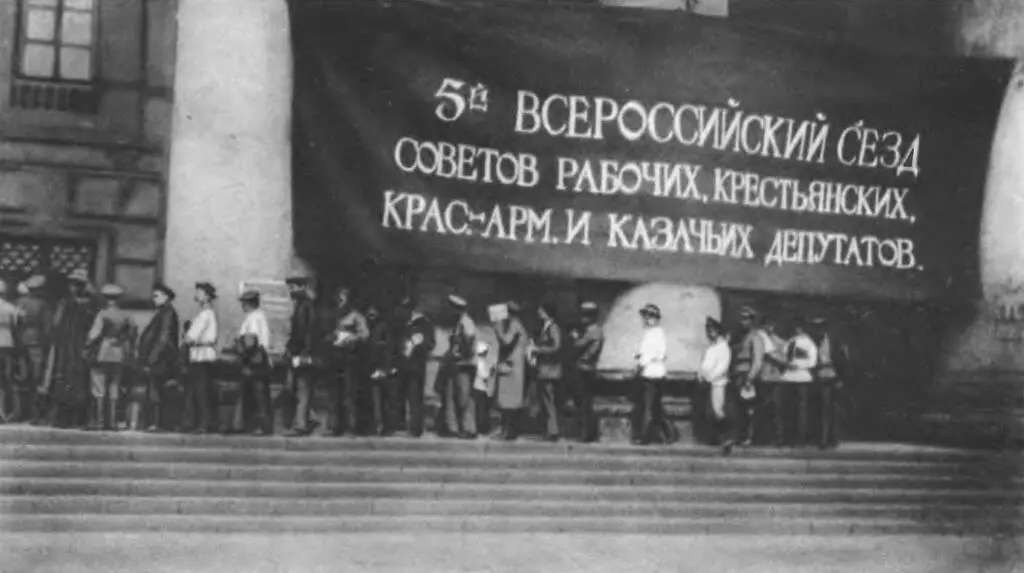 Делегаты V Всероссийского съезда Советов у входа в здание Большого театра где - фото 25