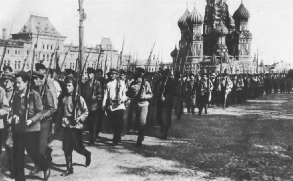 Смотр рабочих полков на Красной площади в Москве в День всеобщего военного - фото 38