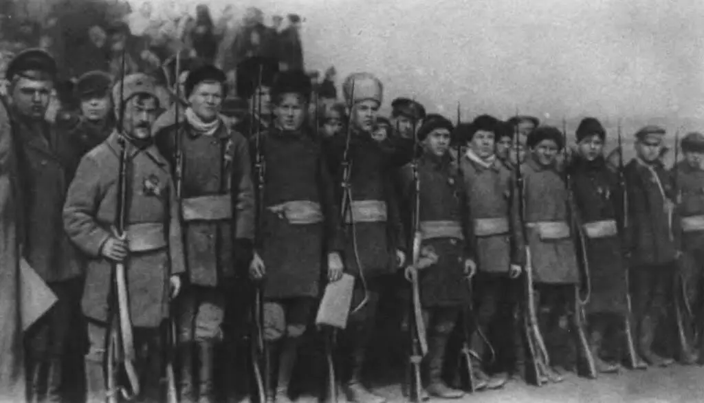 Полк деревенской бедноты перед выступлением на фронт 1918 г Фото Один - фото 39