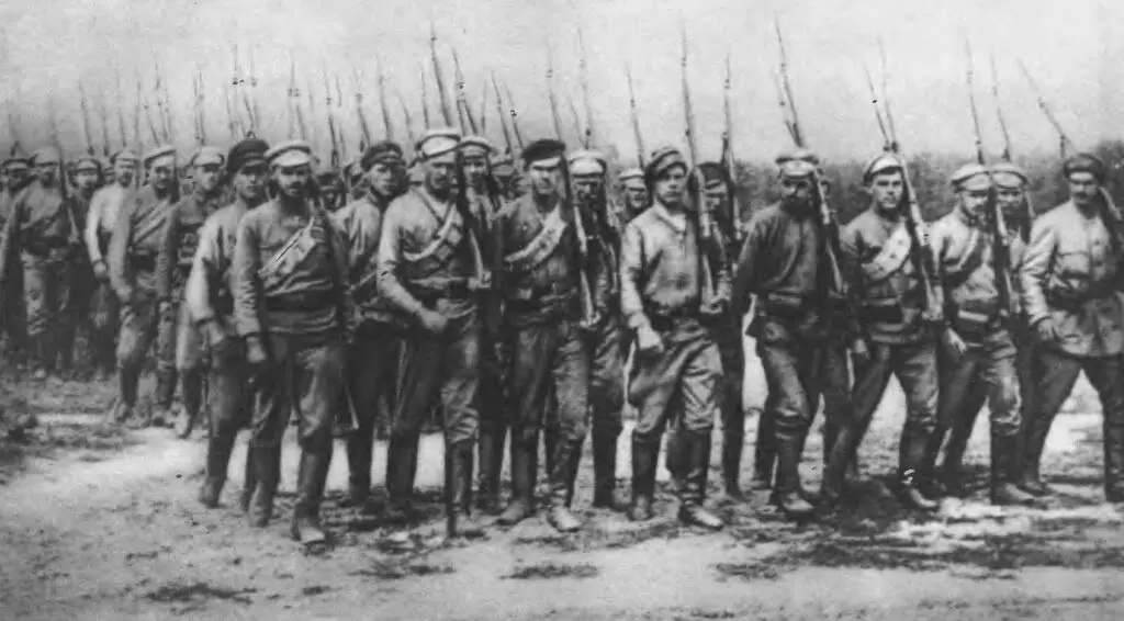 Один из первых полков регулярной Красной Армии перед отправкой на фронт 1918 - фото 40