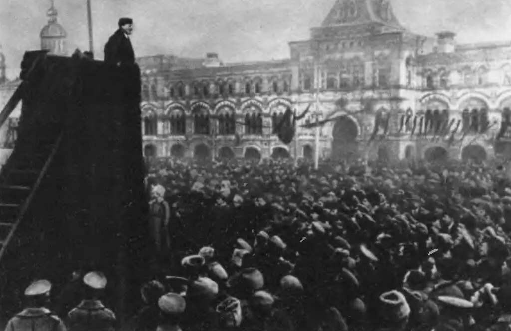 В И Ленин произносит речь на Красной площади в день первой годовщины Великой - фото 62