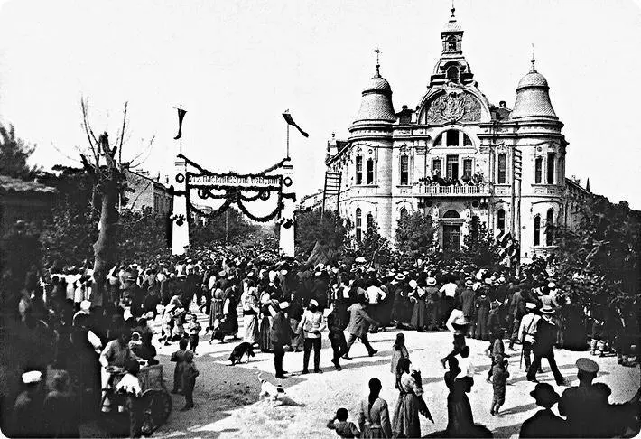 Военный клуб в Пловдиве Фото 1912 год Памятник часовым работы Ивана Топалова - фото 58
