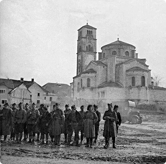 Партизаны в Бихаче у храма Святого Антония Падуанского Фото 1942 год В - фото 87