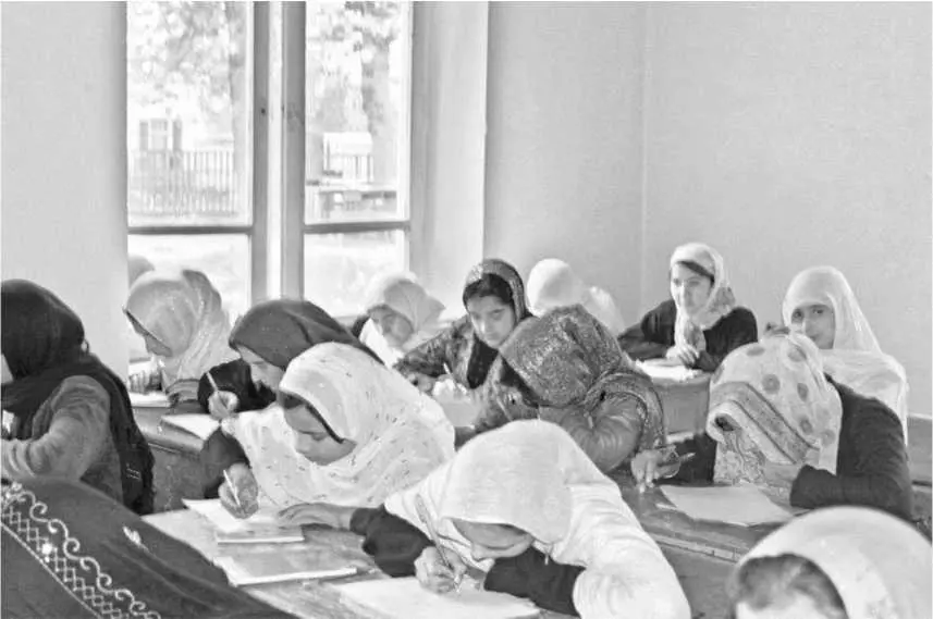 В афганской женской школе Афганская таджичка Негзат производила впечатление - фото 36