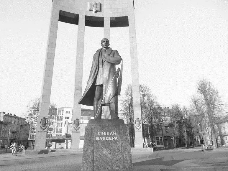 Памятник Степану Бандере во Львове В целом он оказался прав практически все - фото 50