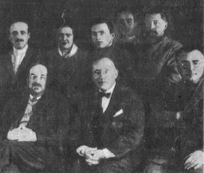 А Луначарский и И Грабарь с группой реставраторов 1920 Протокольный - фото 4