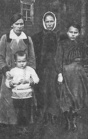 Сестра Е Честнякова с сыном Володей вторая сестра Татьяна и крестьянская - фото 75