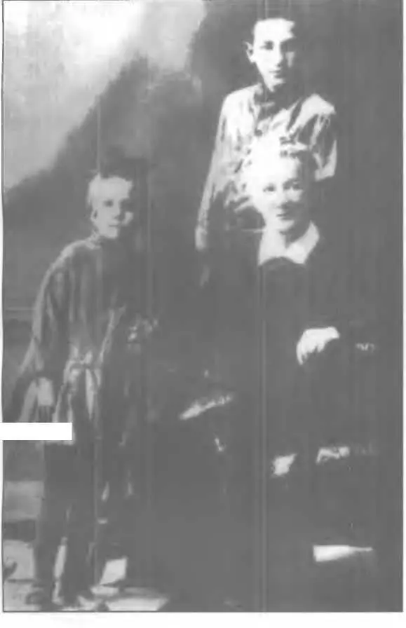 Юрий Андропов с бабушкой и сестрой 1926 г Не исключено что принятые меры - фото 1