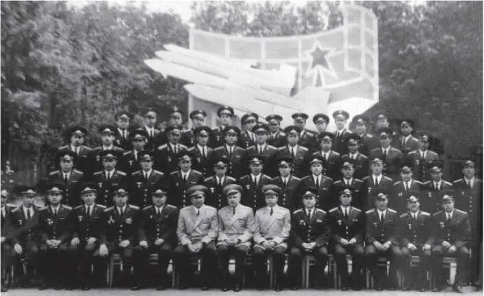 Выпуск 1979 г 1 факультет ВКА При такой нагрузке приходилось идти на все - фото 12