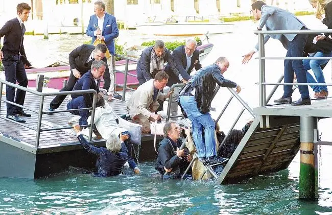 Посетители Фонда Прада на Венецианской биеннале 2015 года падают в Грандканал - фото 7