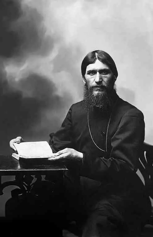 Фото 2 Сидящий Г Е Распутин с раскрытой книгой в руках 1910 год ЦГАКФФД - фото 33