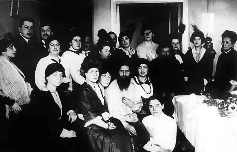 Фото 5 Г Е Распутин среди своих почитателей 1910 год Квартира на - фото 36
