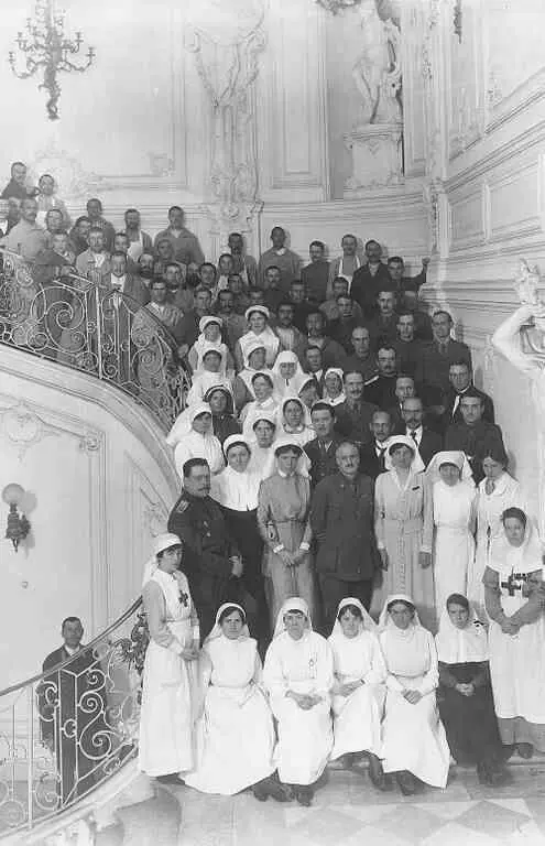Фото 8 Группа обслуживающего персонала англорусского госпиталя 1916 год - фото 39