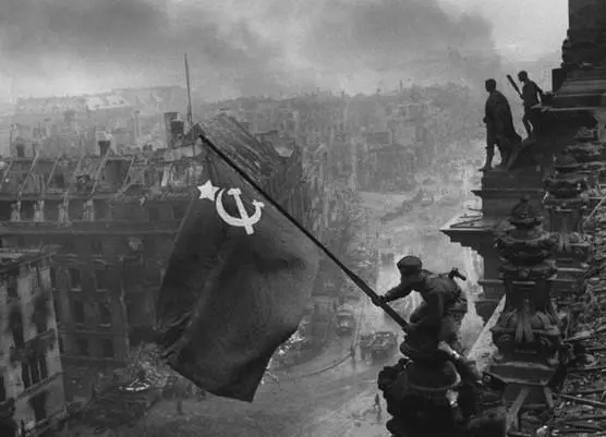 Солдаты водружающие советский флаг на Рейхстаг 1945 Фото Евгения Халдея - фото 1