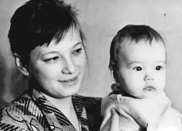 Чулпан с мамой 1975 г Катя с папой 1977 г Чулпан Хаматова С папой - фото 1