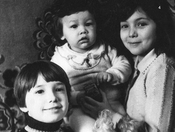 Чулпан Хаматова С младшим братом Шамилем 1986 г Катя Гордеева С мамой Ирой - фото 4