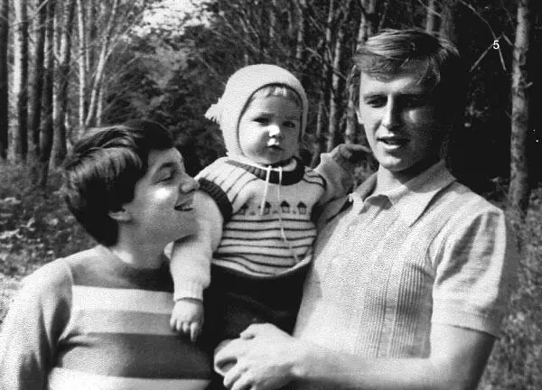Катя Гордеева С мамой Ирой и папой Володей 1977 г Катя Гордеева С папой - фото 5