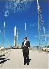 Алан Стерн на фоне ракеты Atlas V которая готовится отправить станцию New - фото 3