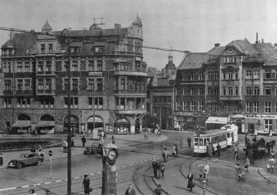 Фотоснимки Мюнцплатца вверху до бомбежек внизу после разрушения - фото 137