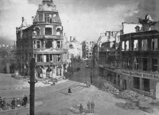 Фотоснимки Мюнцплатца вверху до бомбежек внизу после разрушения - фото 138