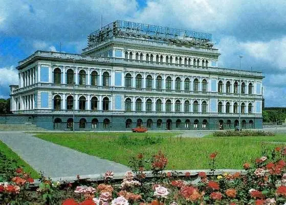 В остановленное здание бывшей биржи теперь Дворец культуры моряков открытка - фото 167