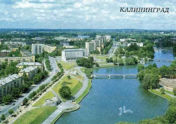 Вид с Дома советов на несколько лет назад очищенный пруд замка с его двумя - фото 168
