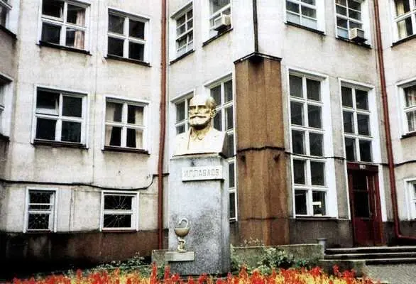 Перед входом в больницу милосердия сегодня областная больница - фото 205