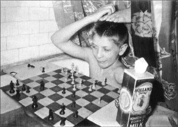 Шахматы можно изучать практически где угодно и Бобби редко можно было увидеть - фото 4