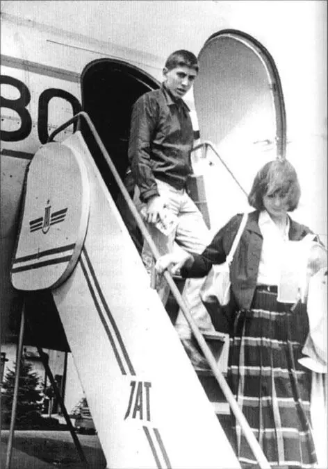 В 1958 году после отказа в продлении визы в России изза его невежливого - фото 11