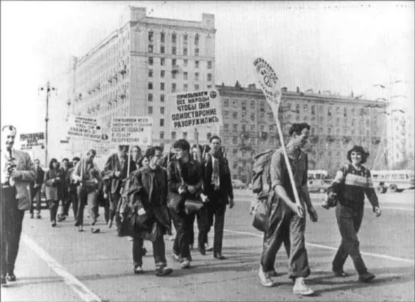 Регина Фишер всегда готовая протестовать во главе марша мира в Москве 1960 - фото 14