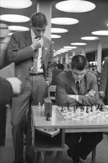 Бобби Фишер стоит на шахматной олимпиаде в Лейпциге 1960 год На банкете по - фото 15