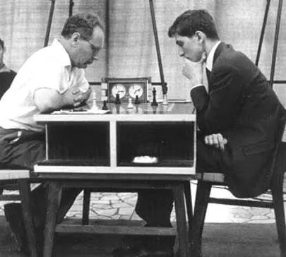 В 1962 году Фишер и Ботвинник сыграли свою единственную партию на шахматной - фото 18