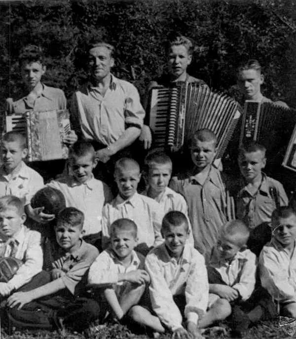 Воспитанники детского дома 3 г Кировска в пионерском лагере Второй ряд - фото 7