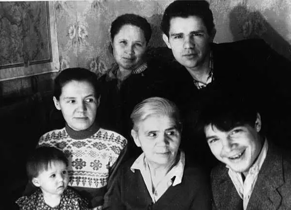 Верхний ряд Фаина жена старшего брата Юрия и брат Борис нижний ряд сестра - фото 8