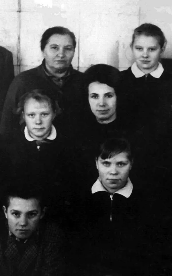 Валентина Зимакова в центре с учениками сразу после окончания Владимирского - фото 14