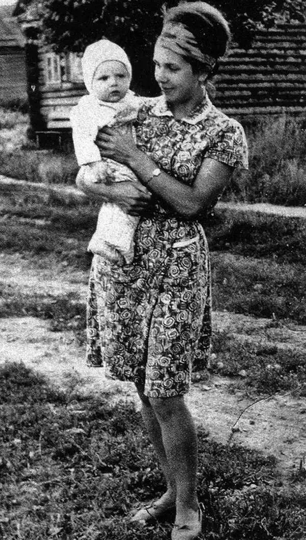 Валентина Ерофеева Зимакова с сыном Венедиктом Венедиктовичем 1966 г Фото - фото 16