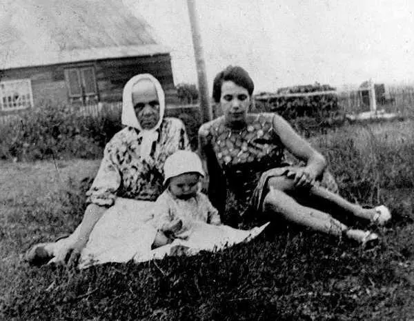 Анна Андреевна с внуком Веней и невесткой Валентиной 1967 г Фото В Ерофеева - фото 19