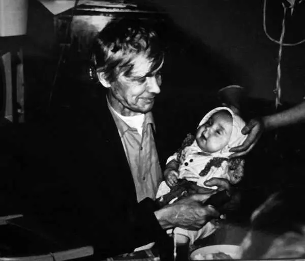 Венедикт Ерофеев с Леной дочерью Валерии Черных 1986 г Свидетельство о - фото 51