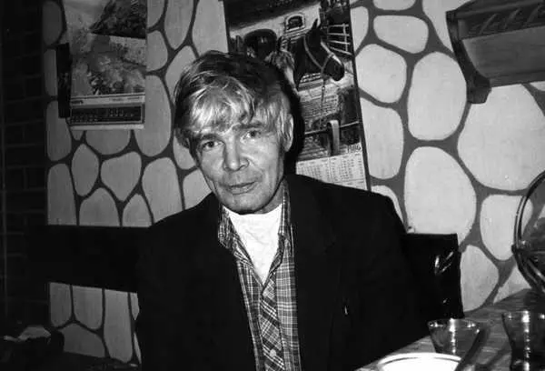 На кухне у Юлия Кима и Ирины Якир 1986 г Фото И Якир С Борисом Мессерером - фото 53