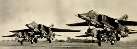 Взлетает звено МиГ27 Применение поворотного крыла впоследствии получившего - фото 15