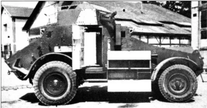 Бронеавтомобиль Panhard 175 Двигатель в заднем отсеке Бронированная входная - фото 34